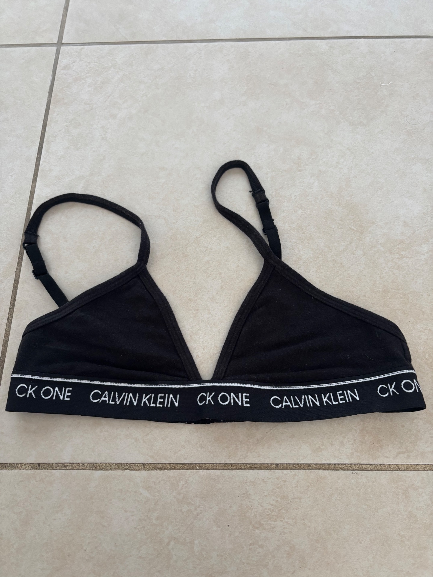 חזייה קלווין קליין Calvin Klein – קלווין קליין יד שנייה בנמיז - Nemyz