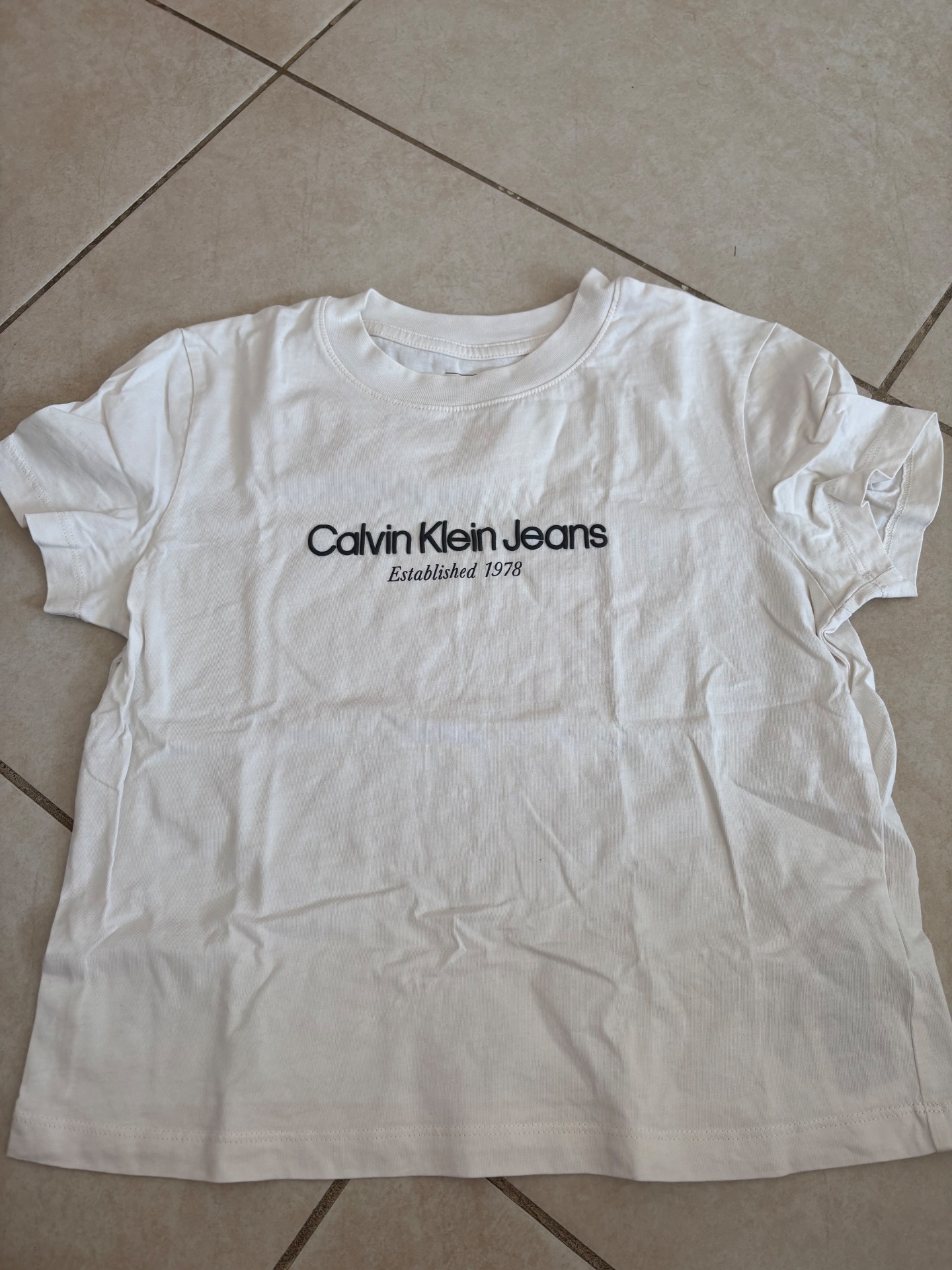 טי שירט קלווין קליין Calvin Klein – קלווין קליין יד שנייה בנמיז - Nemyz
