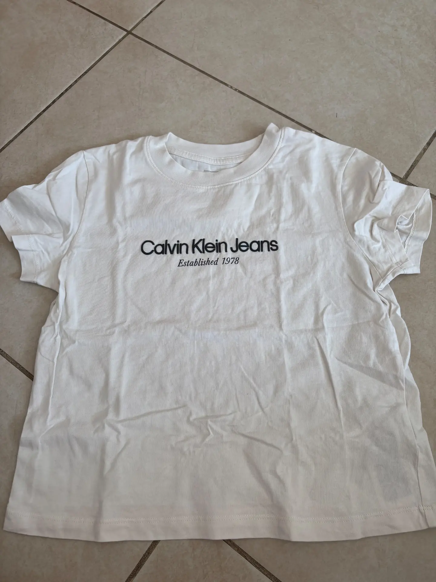טי שירט קלווין קליין Calvin Klein – קלווין קליין יד שנייה בנמיז - Nemyz