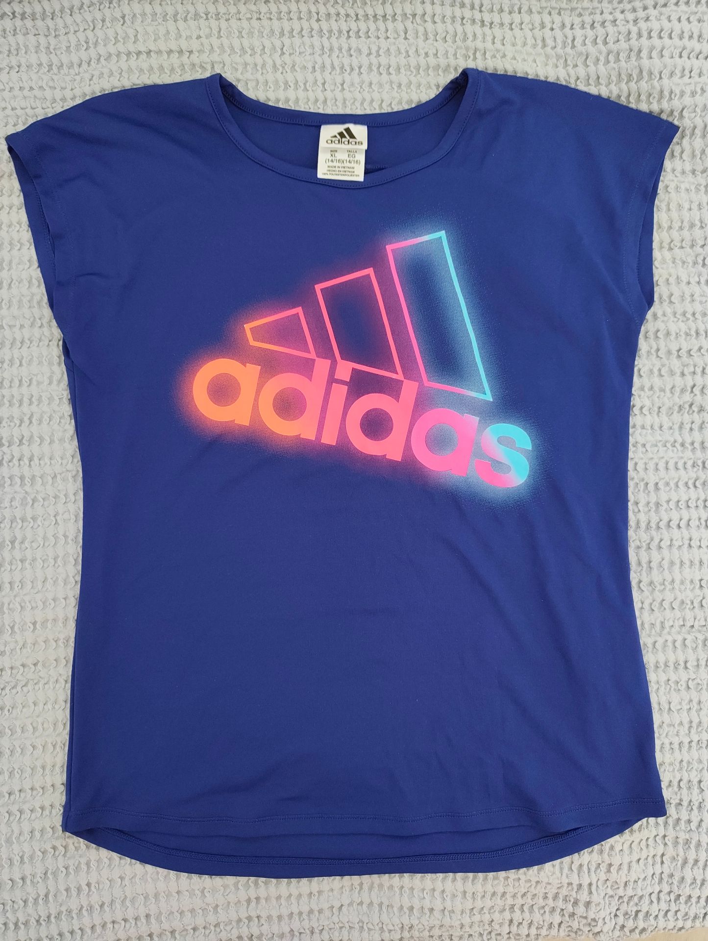 חולצת ספורט אדידס Adidas – אדידס יד שנייה בנמיז - Nemyz