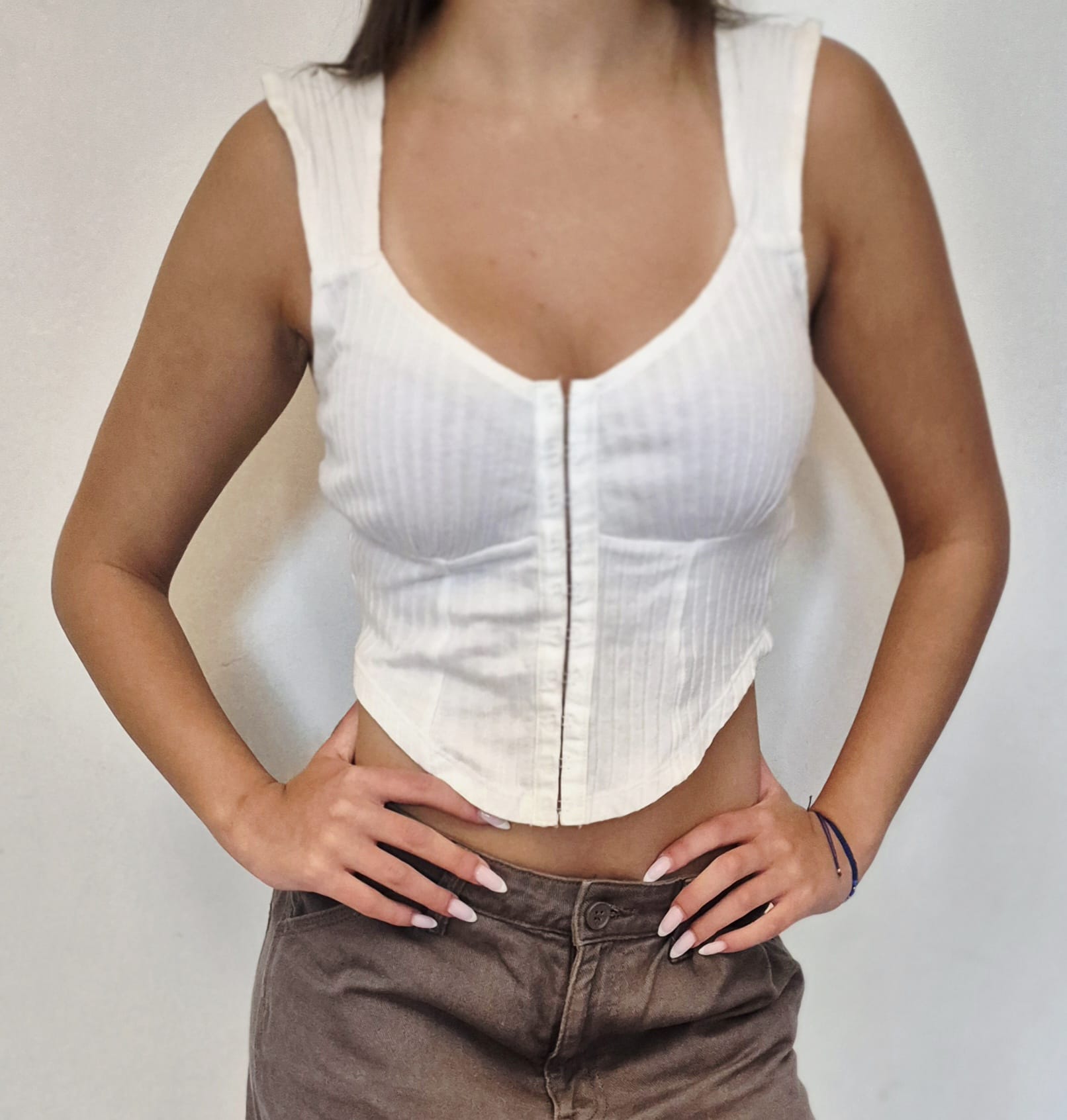 טופ לבן ומחמיא מאוד! Topshop-טופ שופ יד שנייה בנמיז - Nemyz
