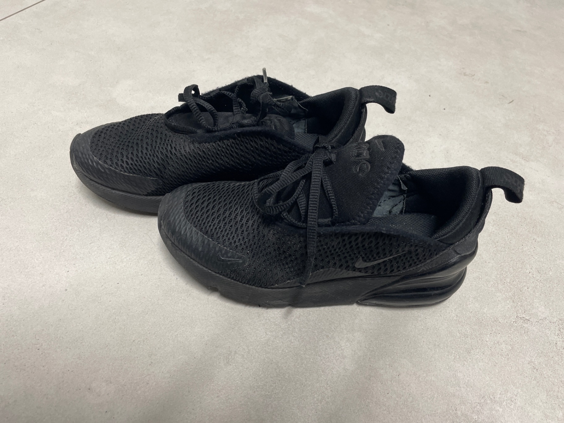 נעלי נייק שחורות Nike - נייקי יד שנייה בנמיז - Nemyz