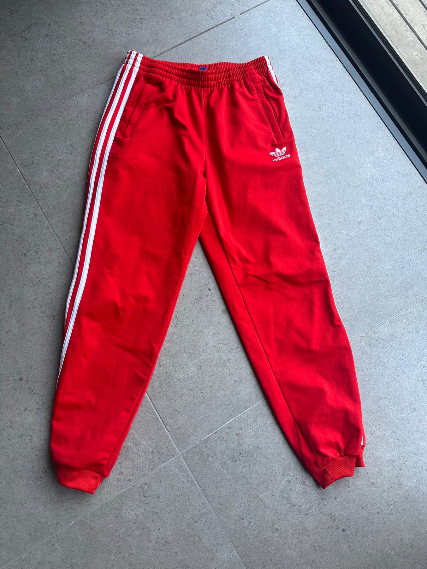 מכנסי אדידס אדומים Adidas – אדידס יד שנייה בנמיז - Nemyz