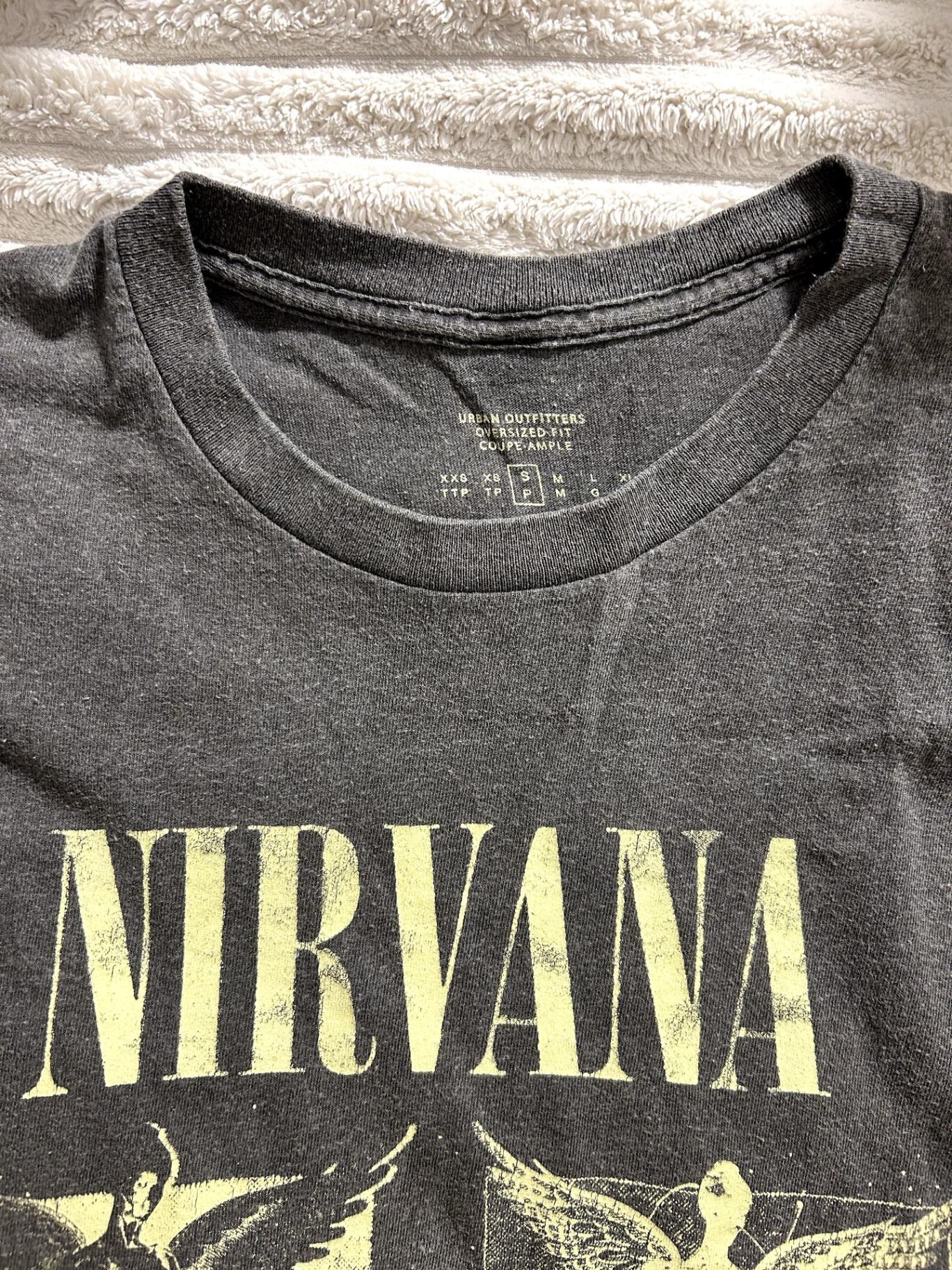 טישירט נירוונה UO Urban Outfitters יד שנייה בנמיז - Nemyz