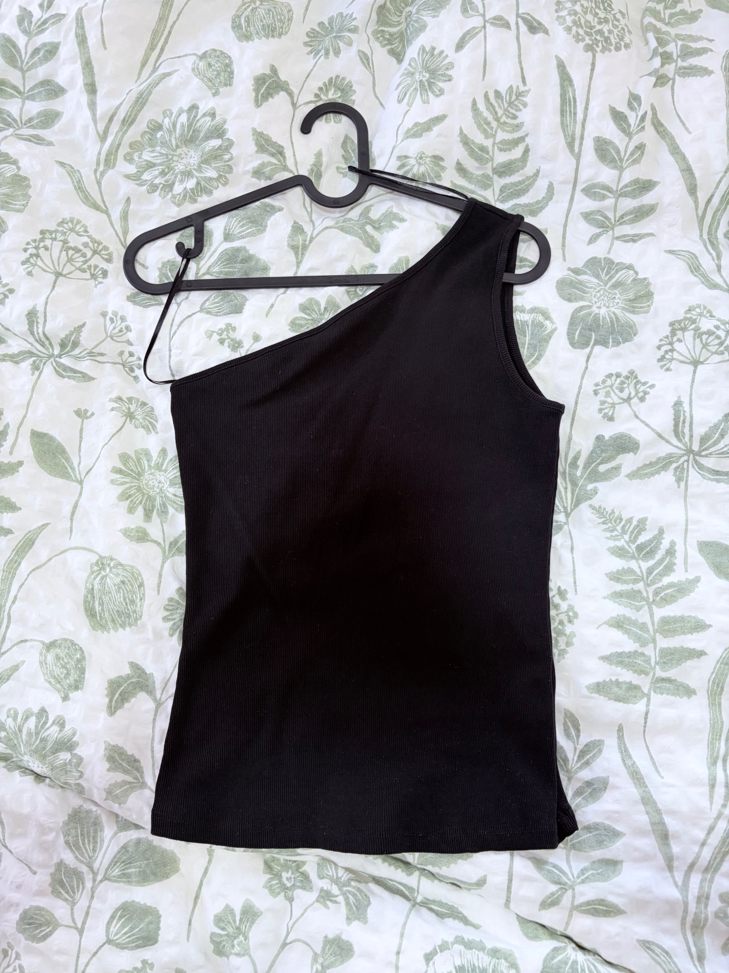 חולצה כתף אחד שחורה H&M - אייץ' אנד אם יד שנייה בנמיז - Nemyz