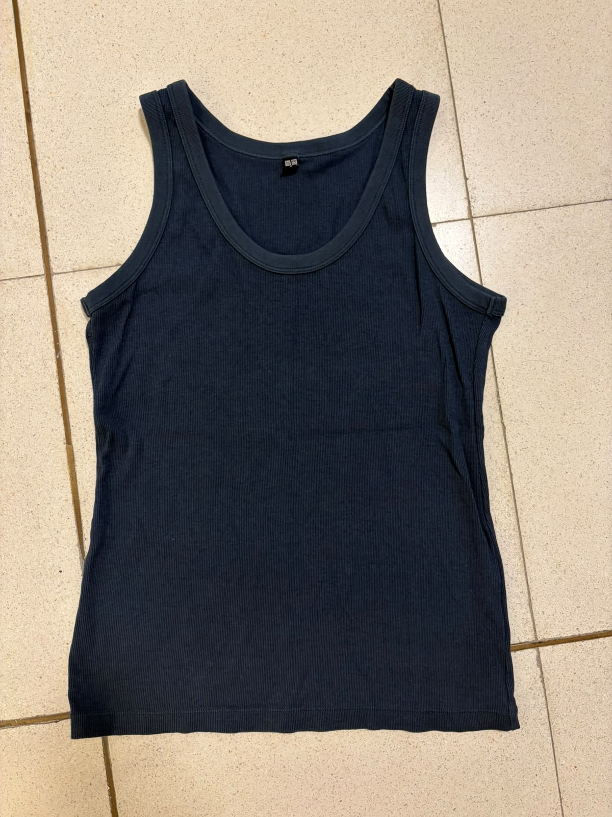 גופיה בייסיק כחולה יוניקלו – Uniqlo יד שנייה בנמיז - Nemyz