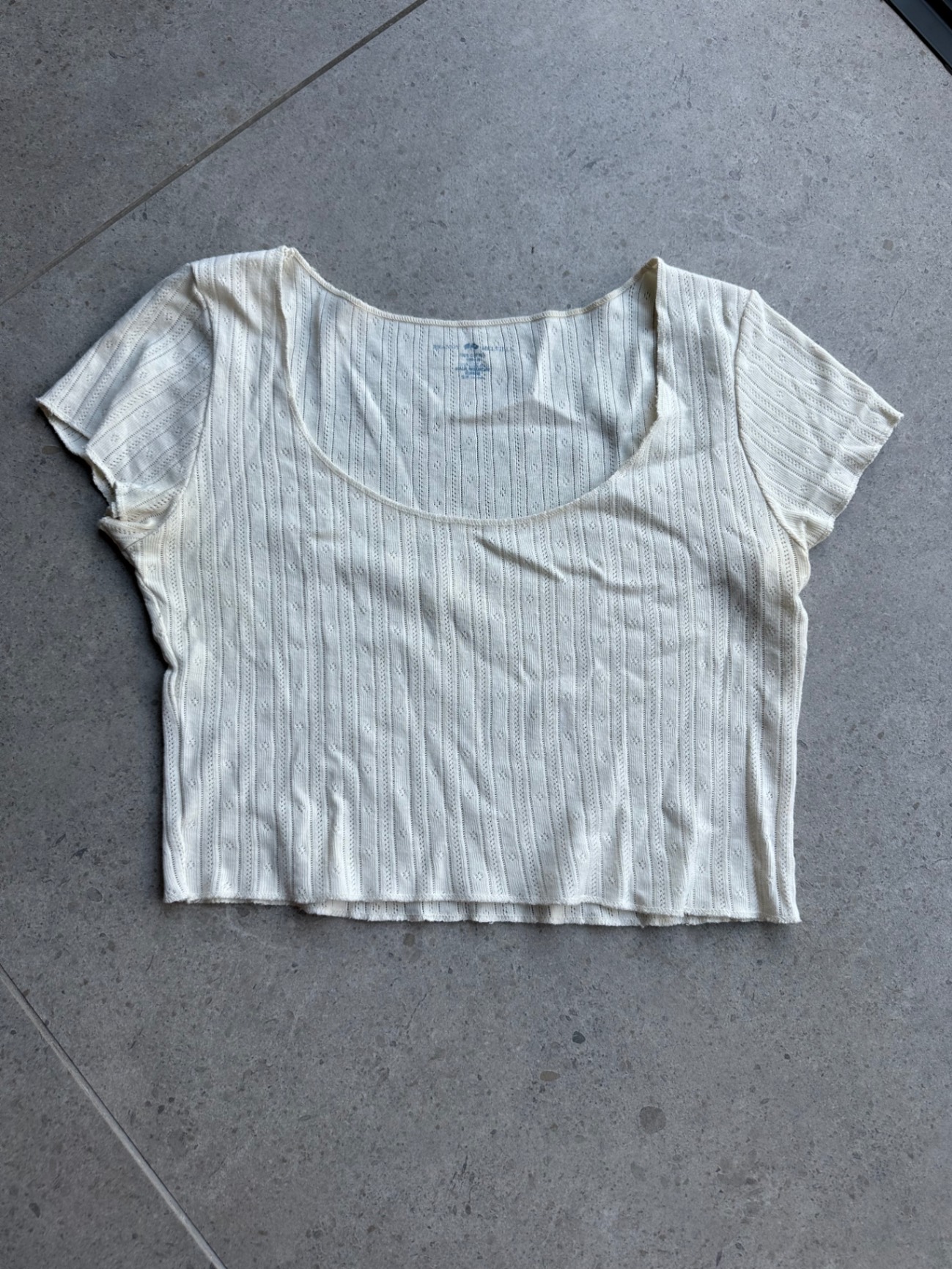 חולצה לבנה מיוחדת Brandy Melville יד שנייה בנמיז - Nemyz