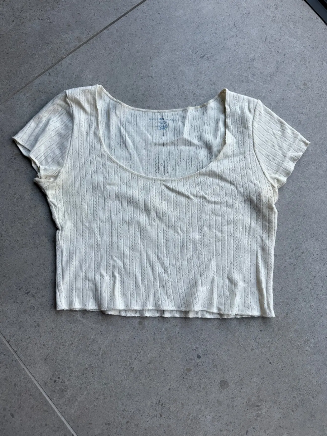 חולצה לבנה מיוחדת Brandy Melville יד שנייה בנמיז - Nemyz