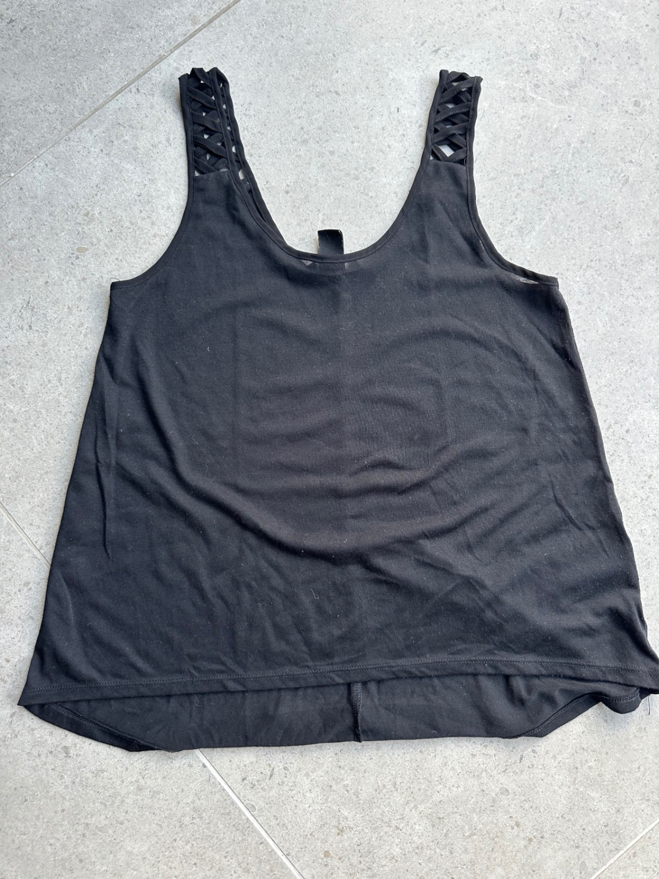 גופייה כתפיות יפות H&M - אייץ' אנד אם יד שנייה בנמיז - Nemyz