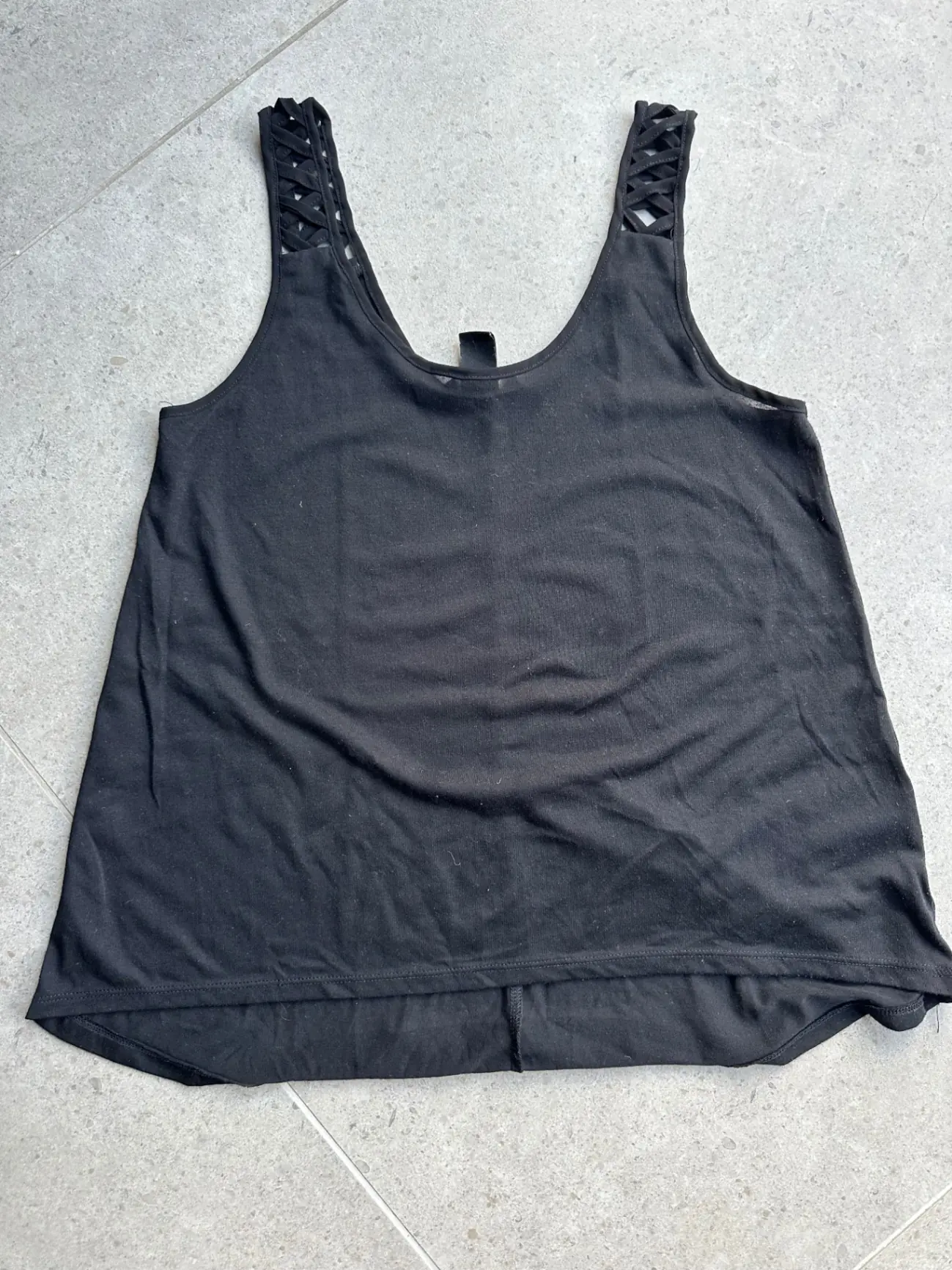 גופייה כתפיות יפות H&M - אייץ' אנד אם יד שנייה בנמיז - Nemyz