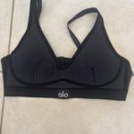 טופ אלו יוגה Alo Yoga – אלו יוגה יד שנייה בנמיז - Nemyz