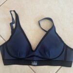 טופ כחול אלו יוגה Alo Yoga – אלו יוגה יד שנייה בנמיז - Nemyz