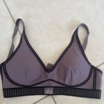טופ אלו יוגה Alo Yoga – אלו יוגה יד שנייה בנמיז - Nemyz