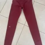 טייץ בורדו אלו יוגה Alo Yoga – אלו יוגה יד שנייה בנמיז - Nemyz