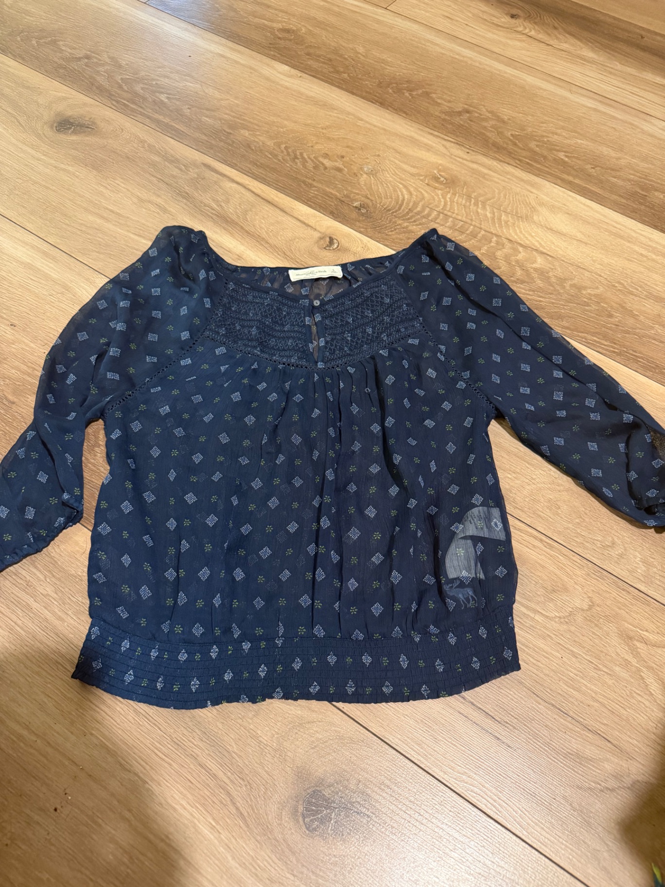 חולצה שקפקפה Abercrombie & Fitch – אברקרומבי אנד פיץ' יד שנייה בנמיז - Nemyz