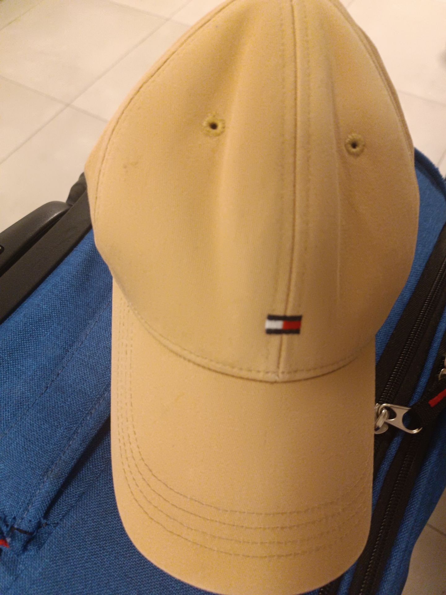 כובע של Tommy Tommy Hilfiger - טומי הילפיגר יד שנייה בנמיז - Nemyz