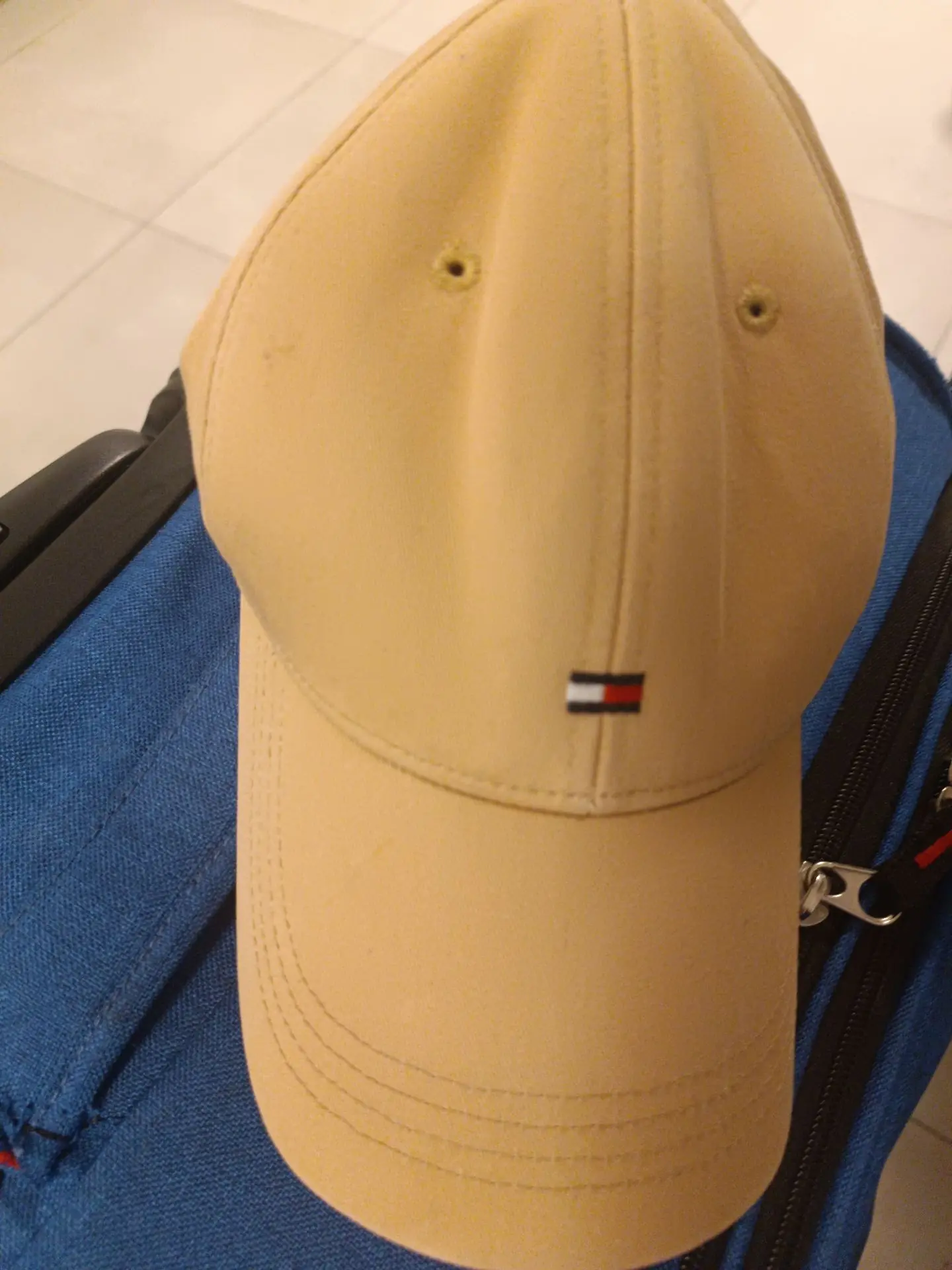 כובע של Tommy Tommy Hilfiger - טומי הילפיגר יד שנייה בנמיז - Nemyz