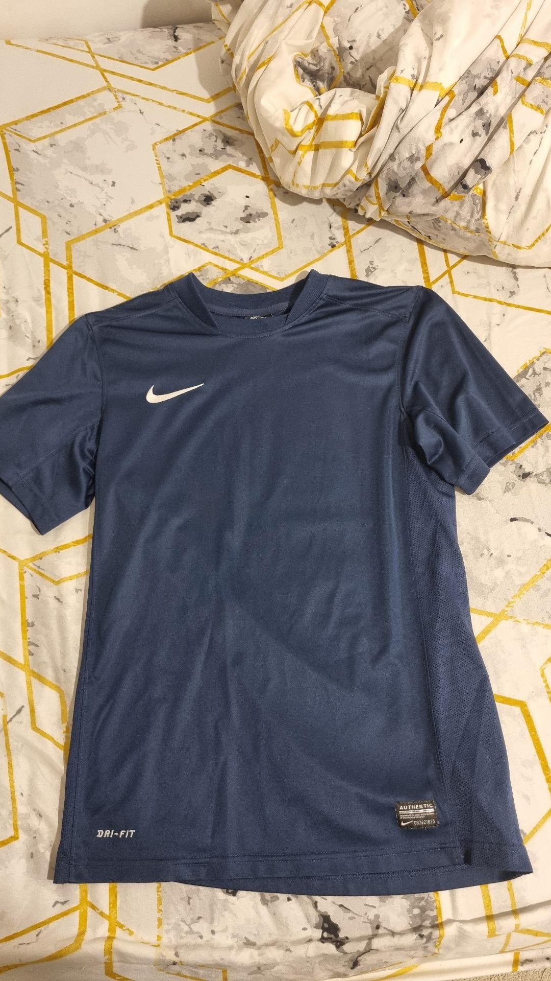 חולצת ספורט נייקי Nike - נייקי יד שנייה בנמיז - Nemyz