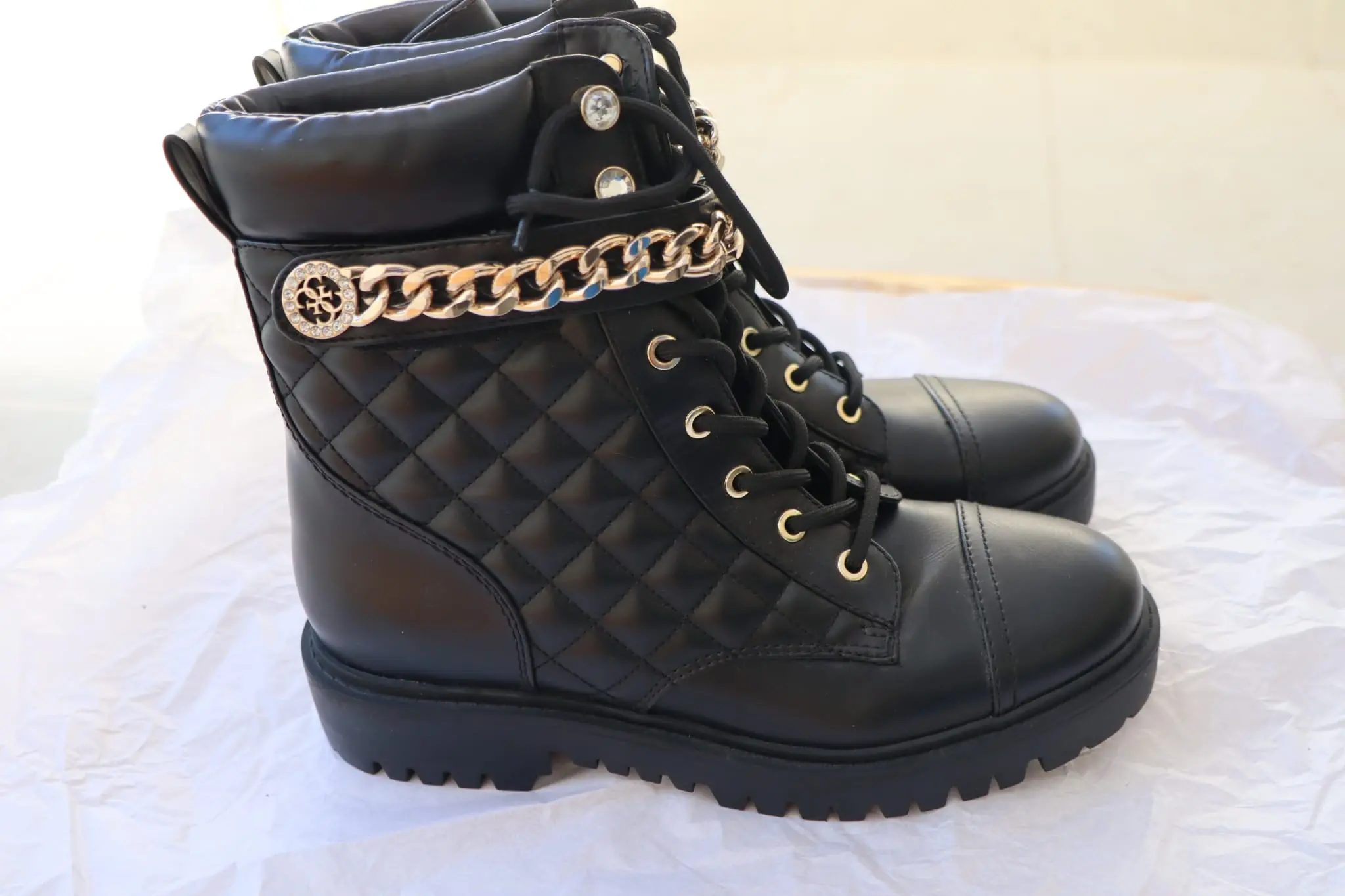 מגפי GUESS שחורים Guess - גס יד שנייה בנמיז - Nemyz