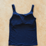 גופיה כחולה יוניקלו יוניקלו – Uniqlo יד שנייה בנמיז - Nemyz
