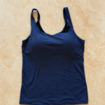 גופיה כחולה יוניקלו יוניקלו – Uniqlo יד שנייה בנמיז - Nemyz