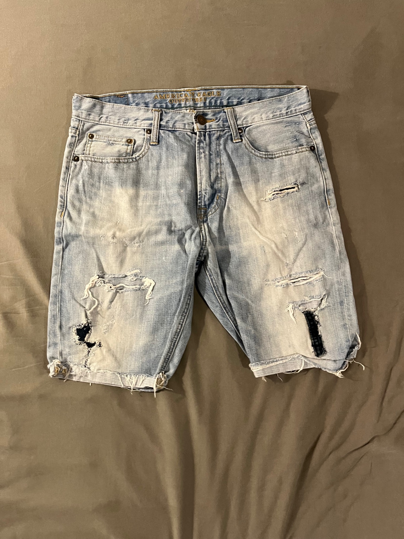 ג׳ינס קצר עם קרעים American Eagle – אמריקן איגל יד שנייה בנמיז - Nemyz