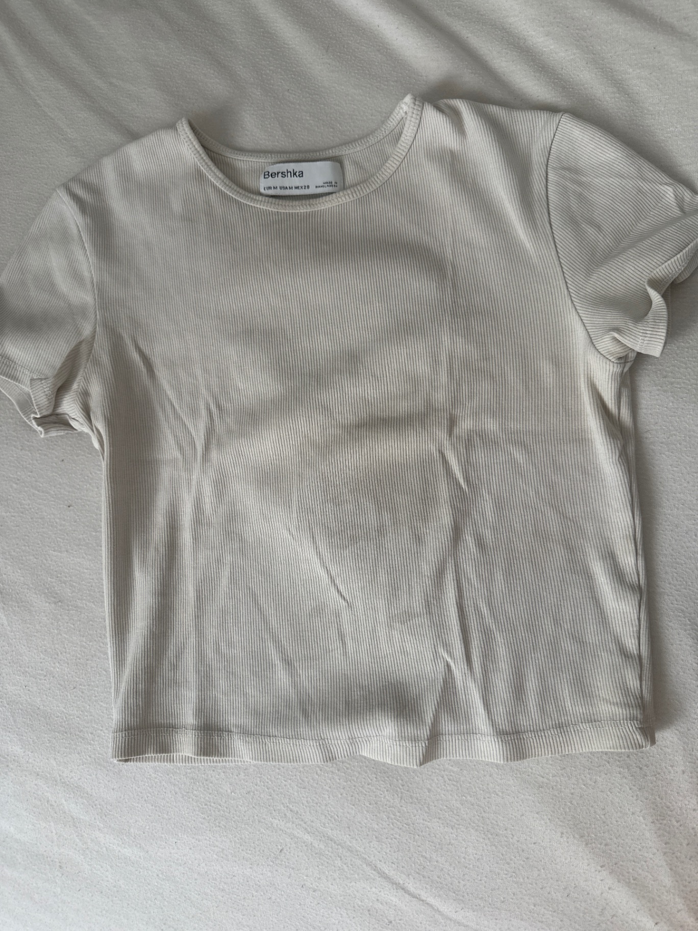 חולצה בייסיק לבנה Bershka – ברשקה יד שנייה בנמיז - Nemyz