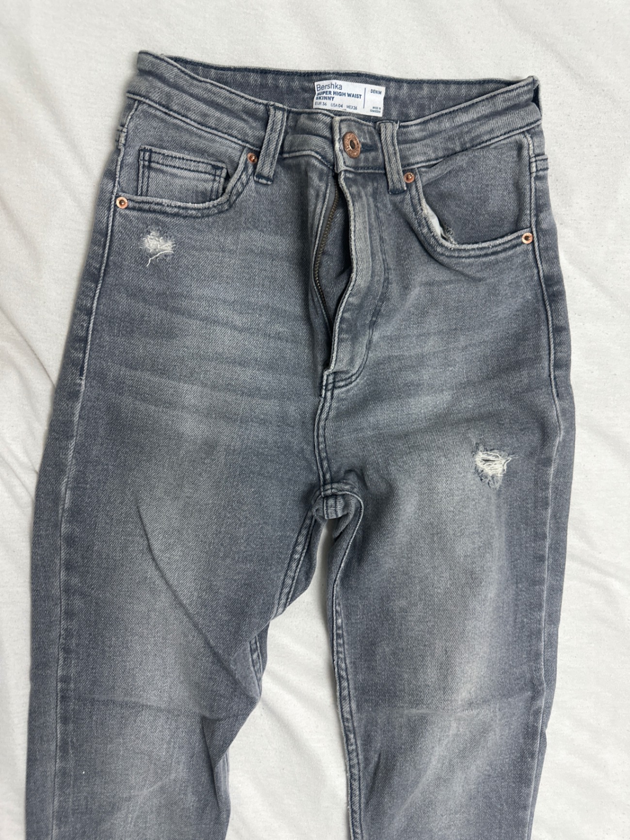 סקיני ג׳ינס אפור Bershka – ברשקה יד שנייה בנמיז - Nemyz
