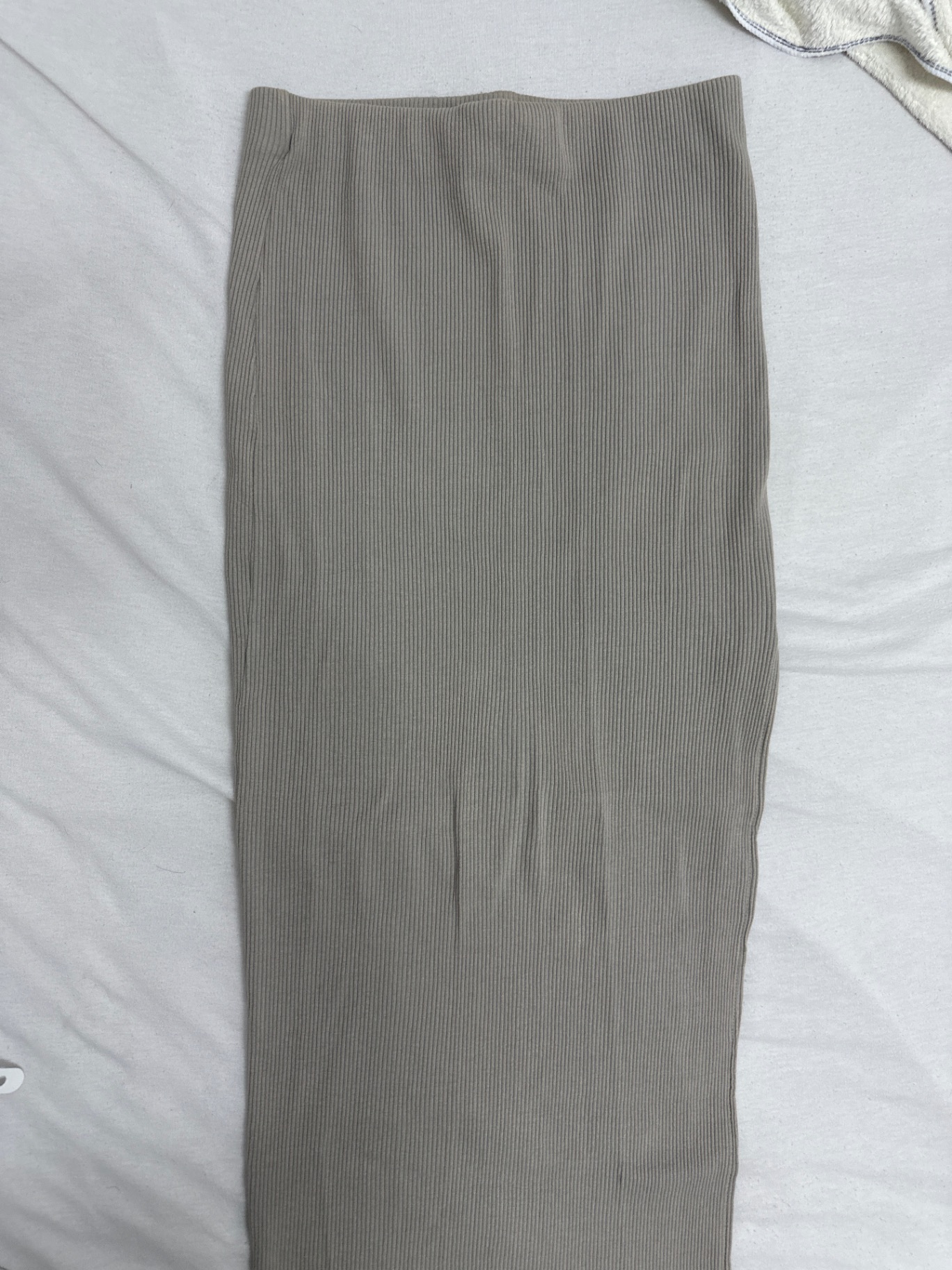 חצאית שסע צמודה בז׳ Bershka – ברשקה יד שנייה בנמיז - Nemyz