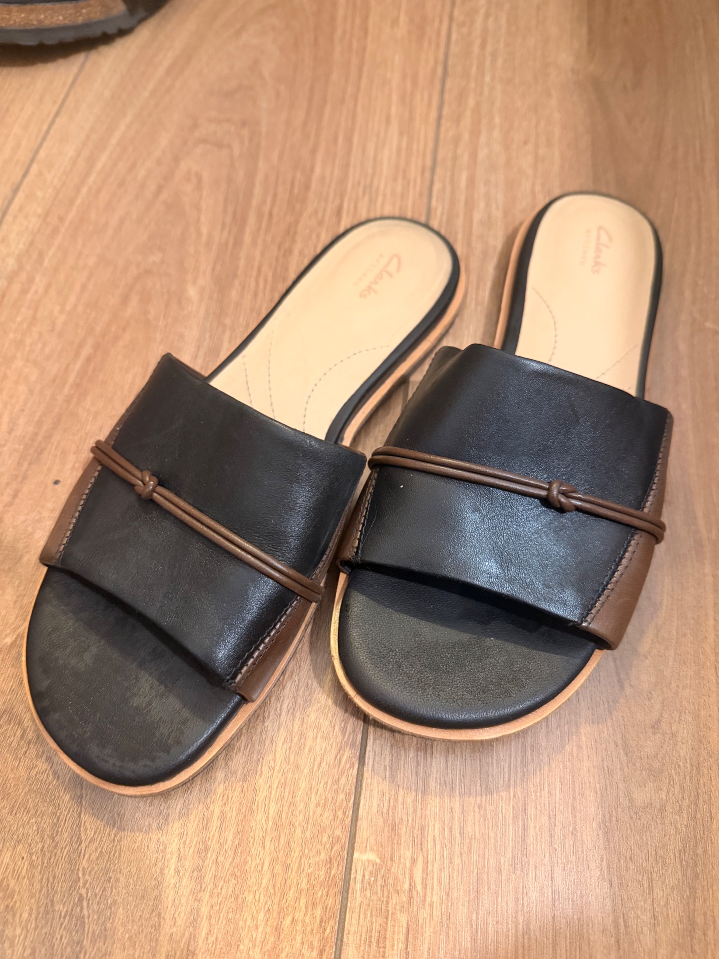 כפכפי עור קלארקס Clarks – קלארקס יד שנייה בנמיז - Nemyz