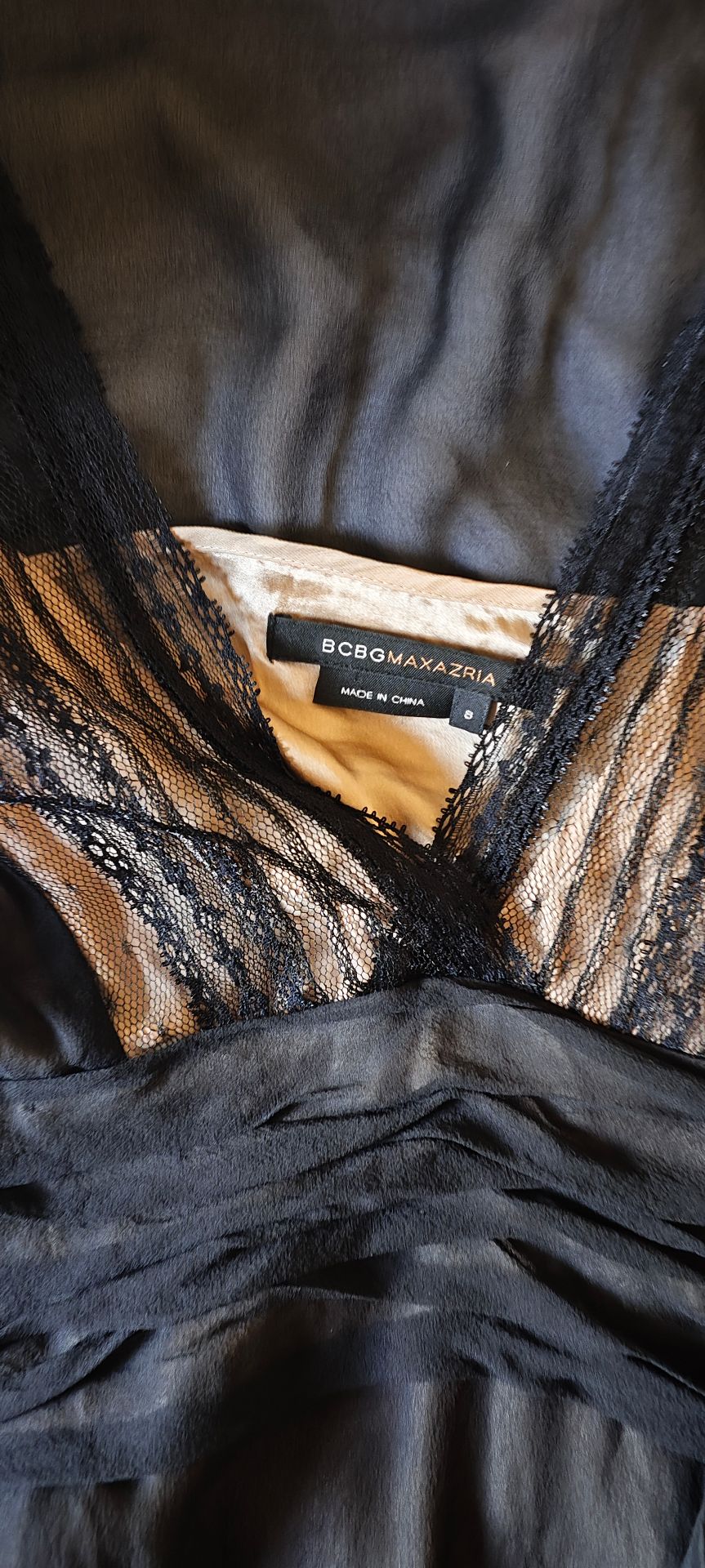 שמלת משי עם תחרה BCBG Maxazria – BCBG מקס עזריה יד שנייה בנמיז - Nemyz
